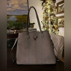 FLASH SALE! 🚨Shop Taxidermy “Liz Traveler Tote” (Large)